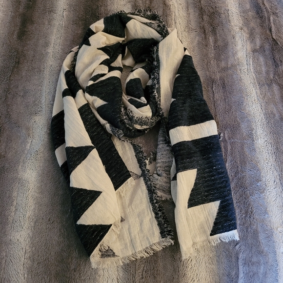 Sole Society blanket scarf NWOT - Picture 2 of 3